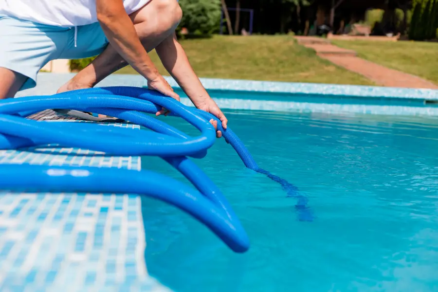 Limpieza de una piscina particular con limpiafondos