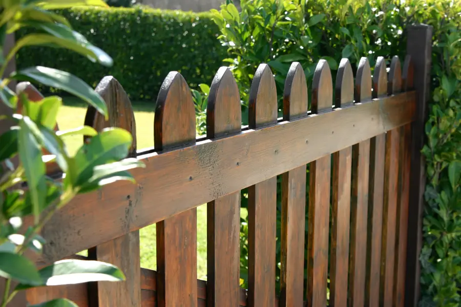 Valla de madera en un jardín particular