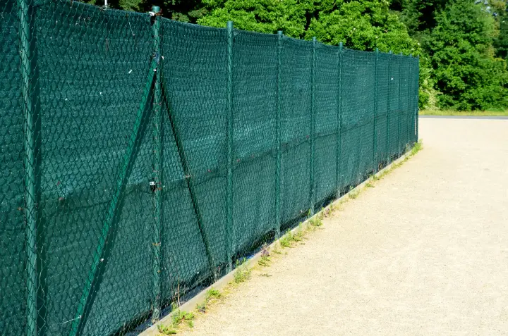 Vallado con malla de ocultación verde para dar privacidad